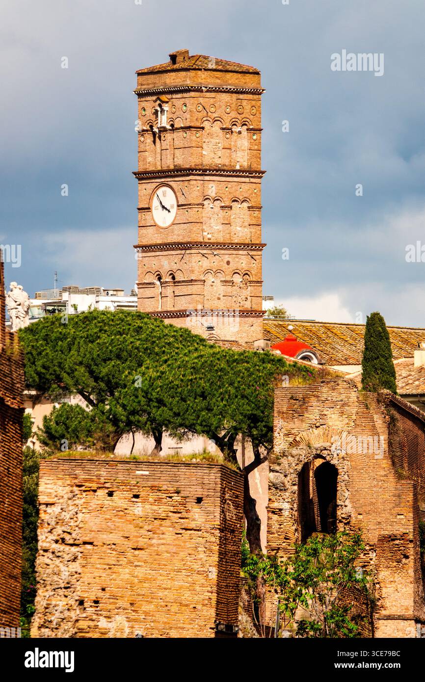 Le clocher de Santa Croce à Gerusalemme s'élève au-dessus des murs d'Auréliens à Rome, en Italie. Banque D'Images