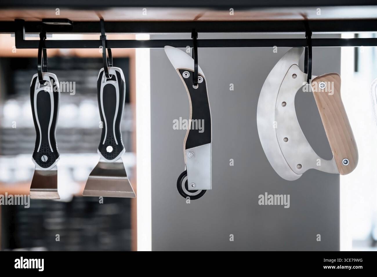 Divers outils spécialisés pour l'installation de plafond tendu accroché sur l'affichage dans une quincaillerie, avec des lames métalliques et des poignées ergonomiques. Banque D'Images