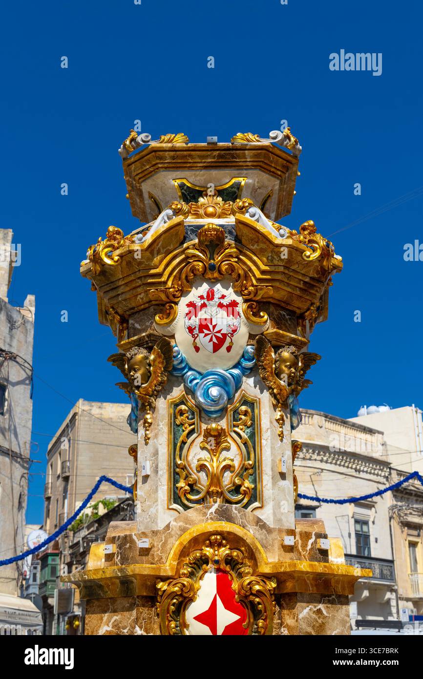Socle doré orné pour une statue religieuse utilisée lors de fêtes religieuses (festas) à Silema, Malte Banque D'Images