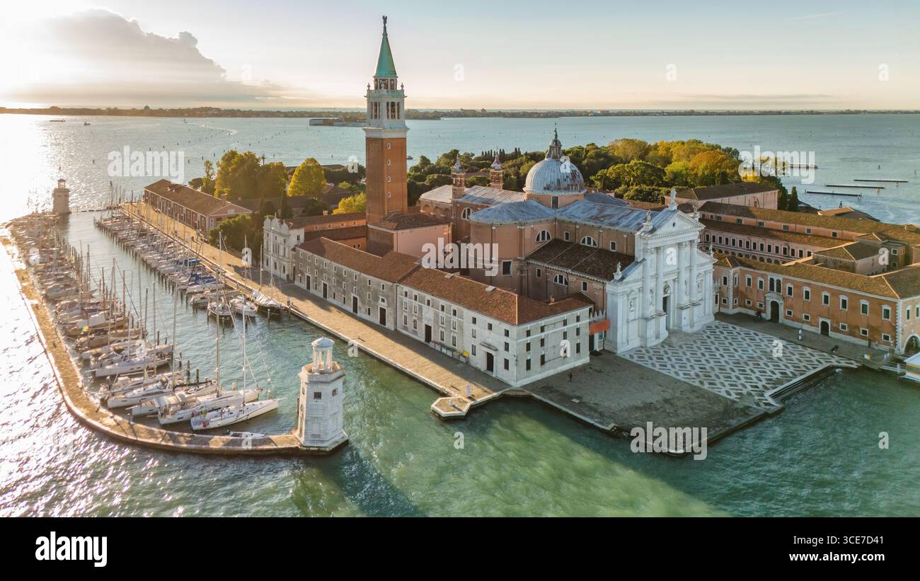 Vue aérienne de l'île San Giorgio Maggiore et du Grand canal à Venise au lever du soleil Banque D'Images
