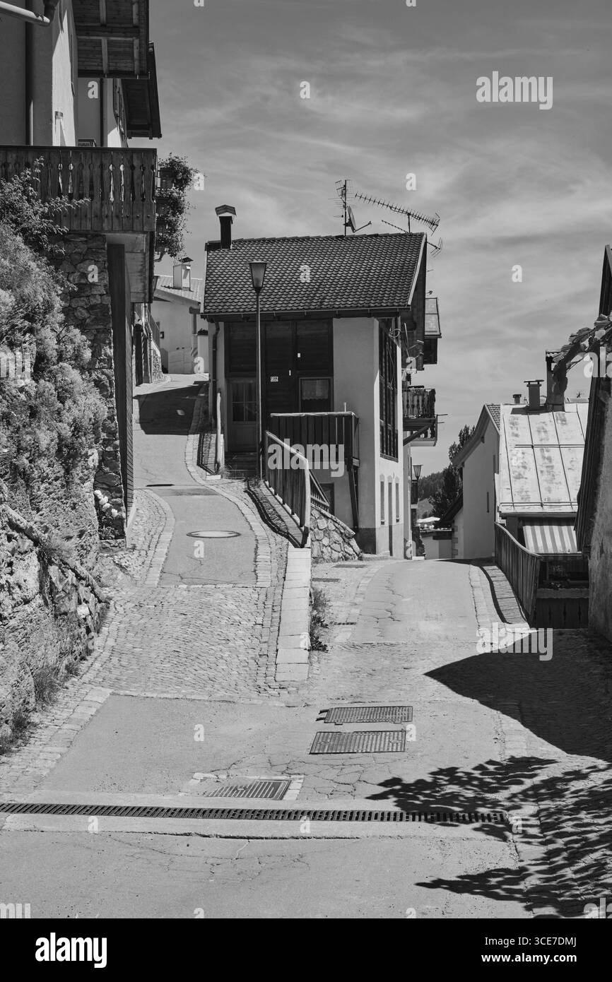 Rue étroite escarpée avec des maisons traditionnelles à Stilfs, Tyrol du Sud Banque D'Images