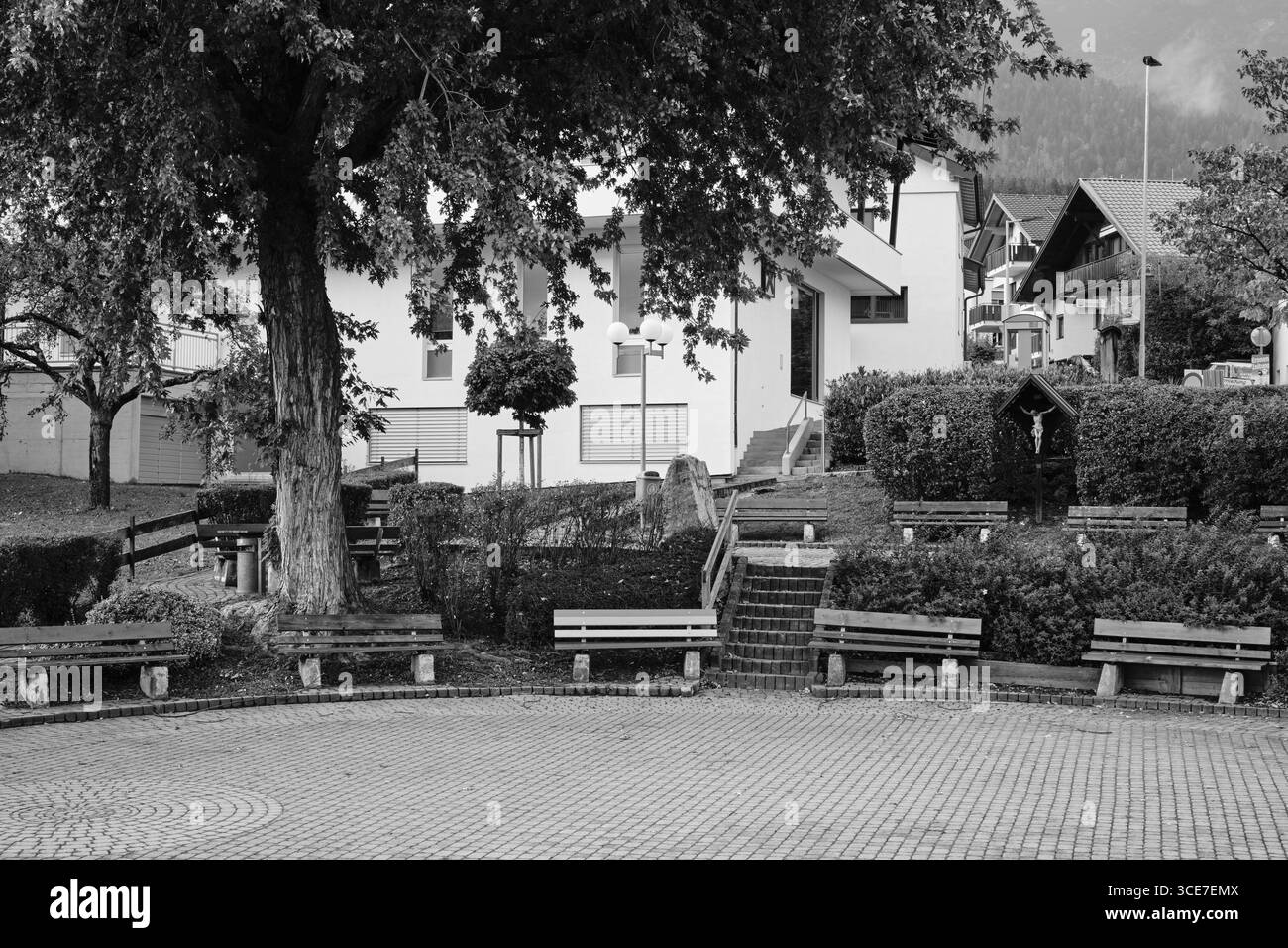 Schwarz-Weiß-Aufnahme eines kleinen Dorfplatzes in Rum, Tirol Banque D'Images