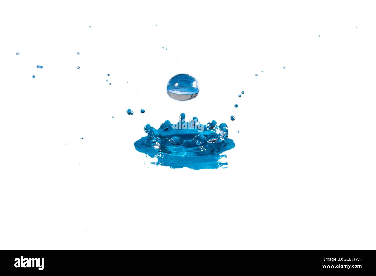Gros plan de goutte d'eau, éclaboussure de goutte d'eau colorée, goutte d'eau isolée sur fond blanc Banque D'Images
