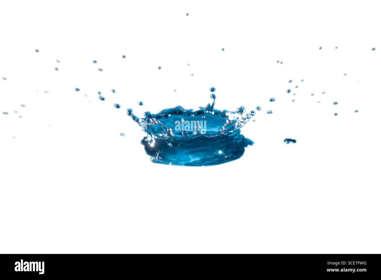 Gros plan de goutte d'eau, éclaboussure de goutte d'eau colorée, goutte d'eau isolée sur fond blanc Banque D'Images