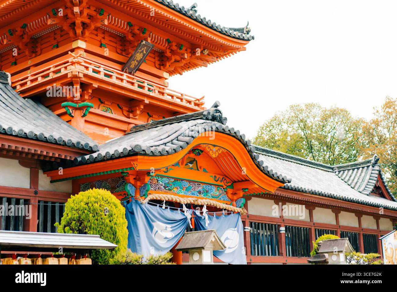 Matsuyama, Japon - le 22 mai 2025 le Honden de la salle principale d'Isaniwa Jinja, un sanctuaire shinto dans la ville de Matsuyama. Photo de haute qualité Banque D'Images