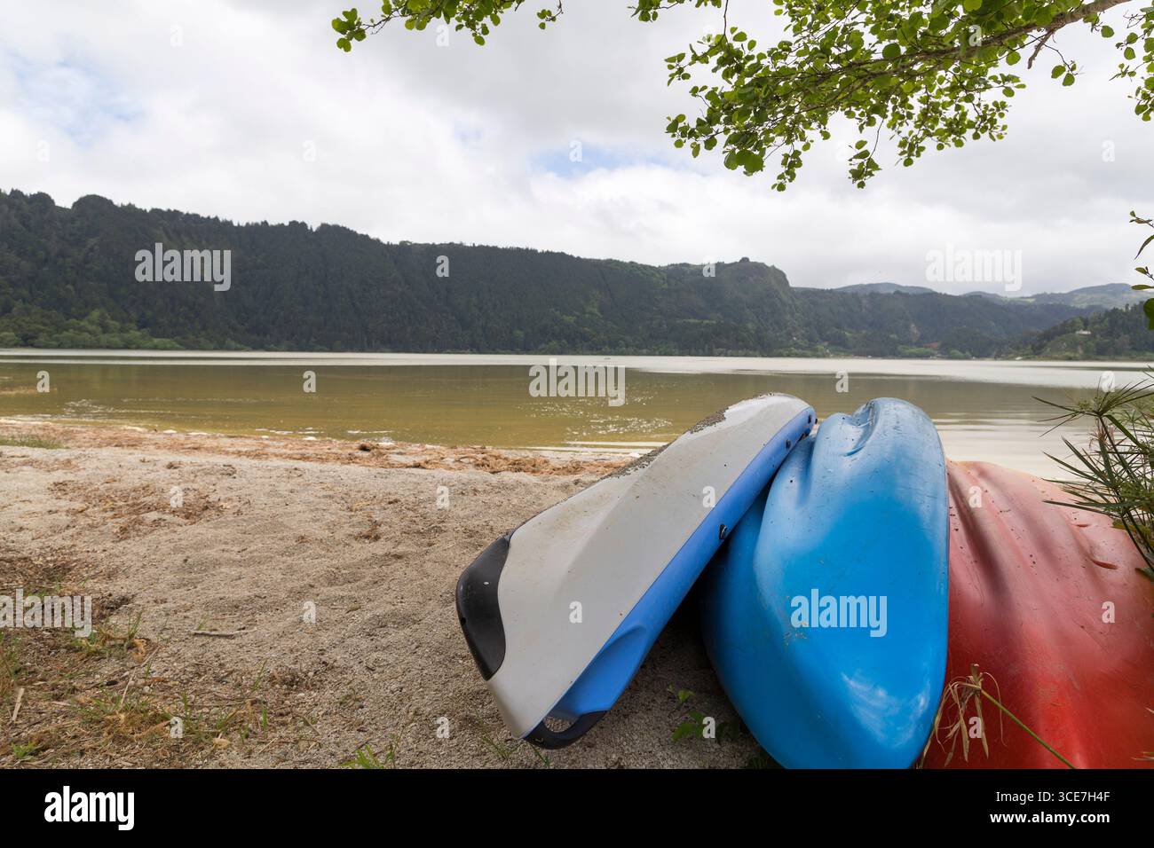 Kayaks sur la rive du lac Furnas aux Açores, Portugal, prêts pour les activités de plein air. Banque D'Images