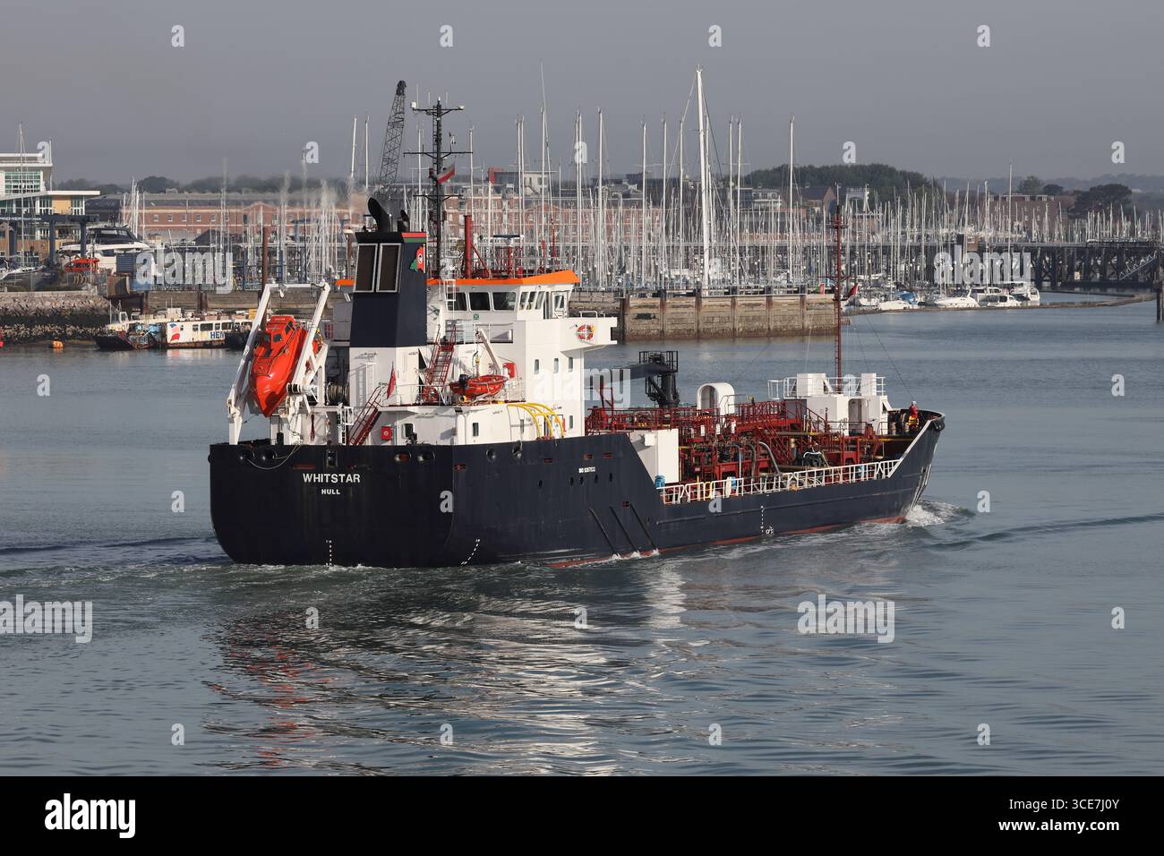 Le pétrolier MV WHITSTAR remonte lentement le port Banque D'Images