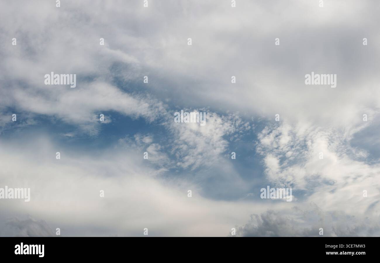 Ciel bleu culminant à travers les nuages Banque D'Images