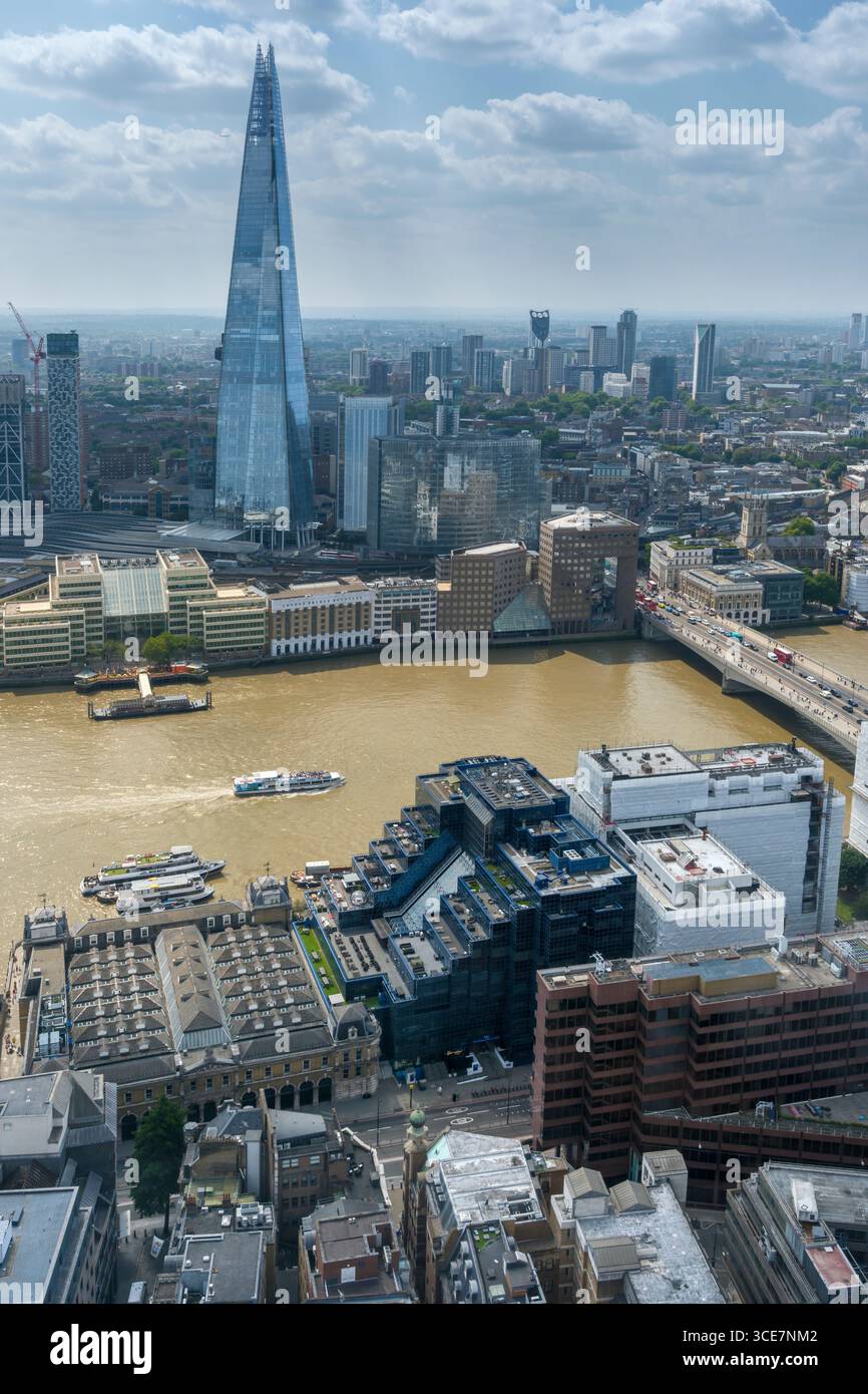 Londres, Angleterre - la vue vers le Shard depuis le Sky Garden au 20 Fenchurch Street dans le centre de Londres. Banque D'Images