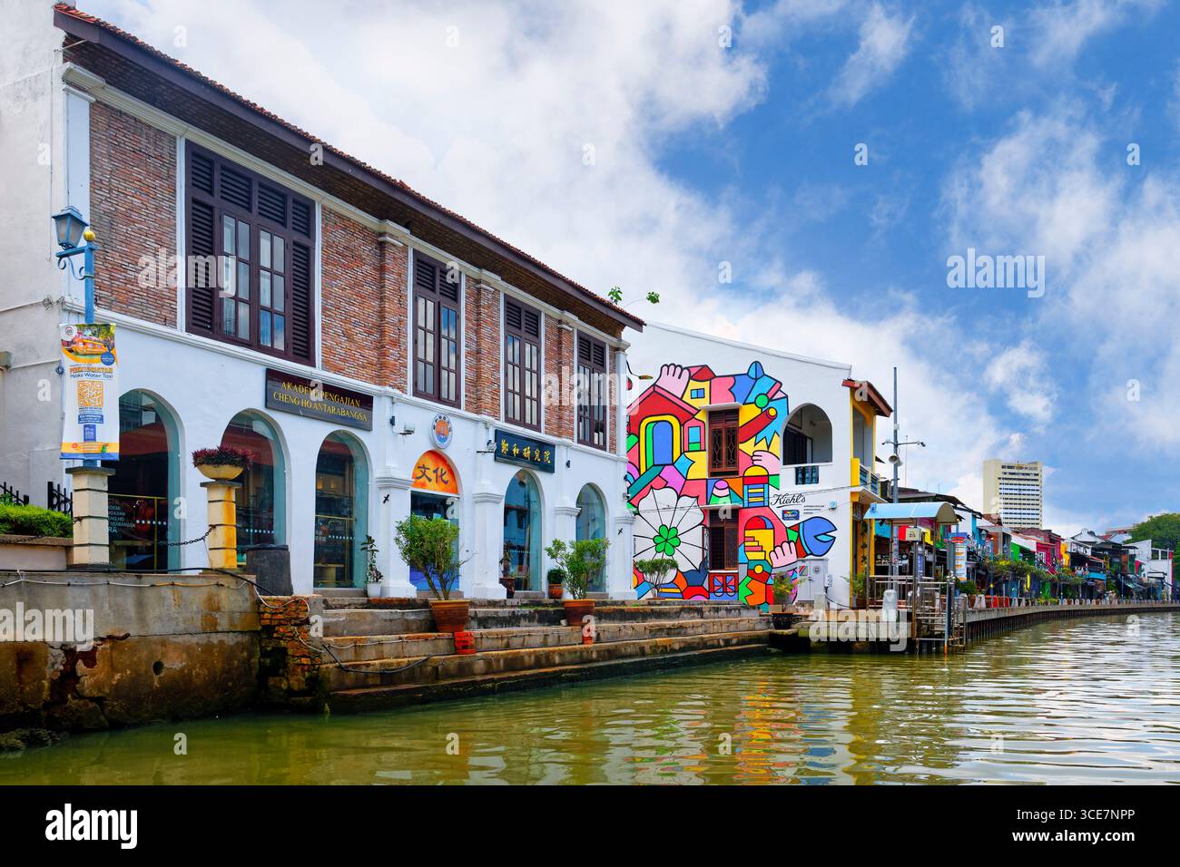 Vieilles maisons colorées converties en restaurants ou boutiques le long de la rivière Malacca ou Melaka, Malacca, Malaisie Banque D'Images