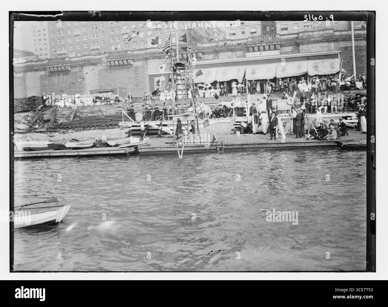 La photographie montre des activités au Colonial Yacht Club, qui était situé sur la petite plage juste en dessous de Riverside Drive sur la rivière Hudson, à peu près entre la 140e et la 142e rue à Harlem. Aujourd'hui, la promenade Henry Hudson et l'usine de traitement des eaux usées de North River sont situées dans cette région. Banque D'Images