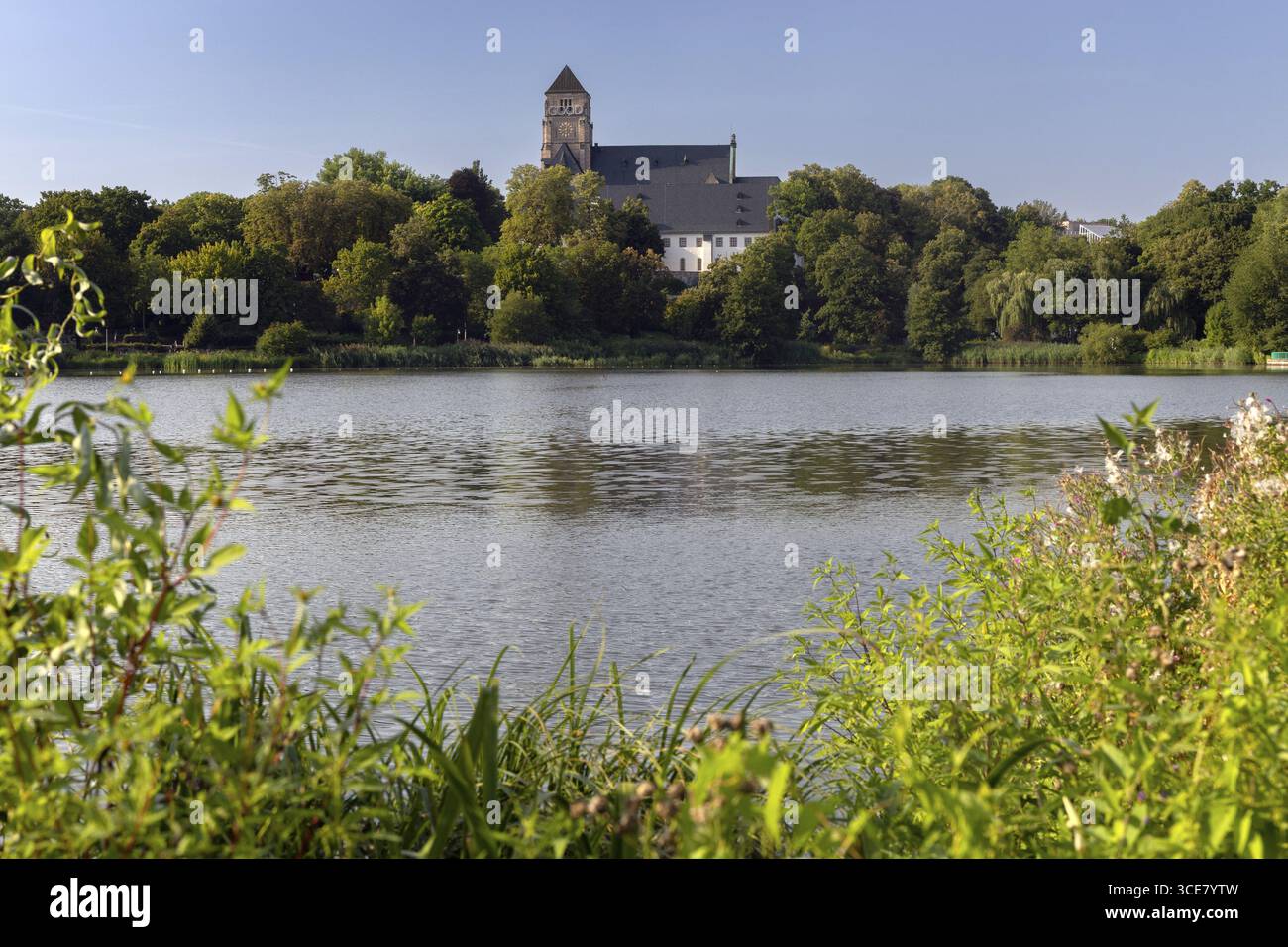 Étang du château avec église du château, Chemnitz, Saxe, Allemagne, capitale de la culture 2025, C l'invisible, 13.08.2025 < english> étang du château avec église du château Banque D'Images