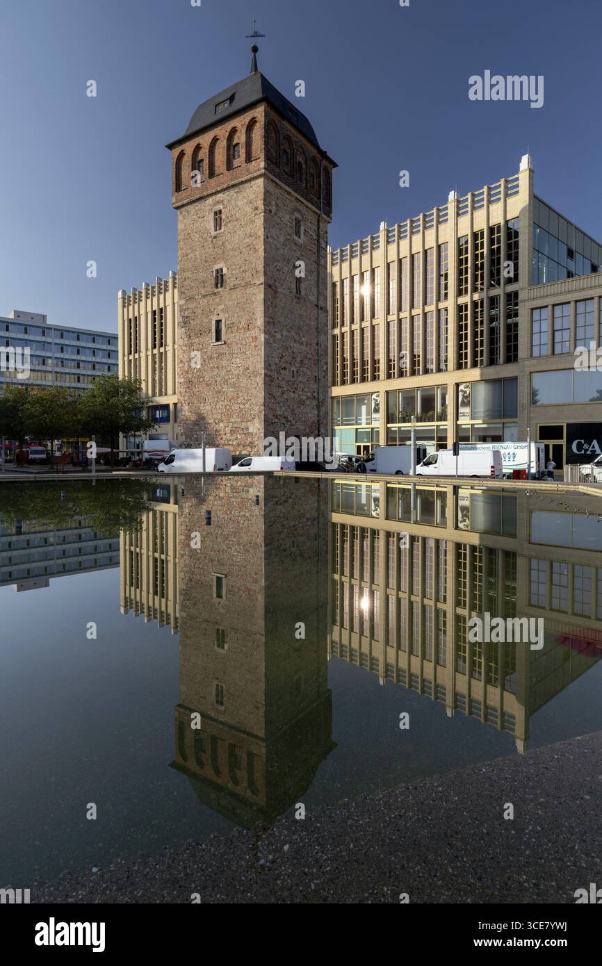 Tour rouge, Chemnitz, Saxe, Allemagne, capitale de la culture 2025, C L'invisible, 13 août 2025 < français> Tour rouge, Saxe, capitale de la culture 2025, août 2016 Banque D'Images