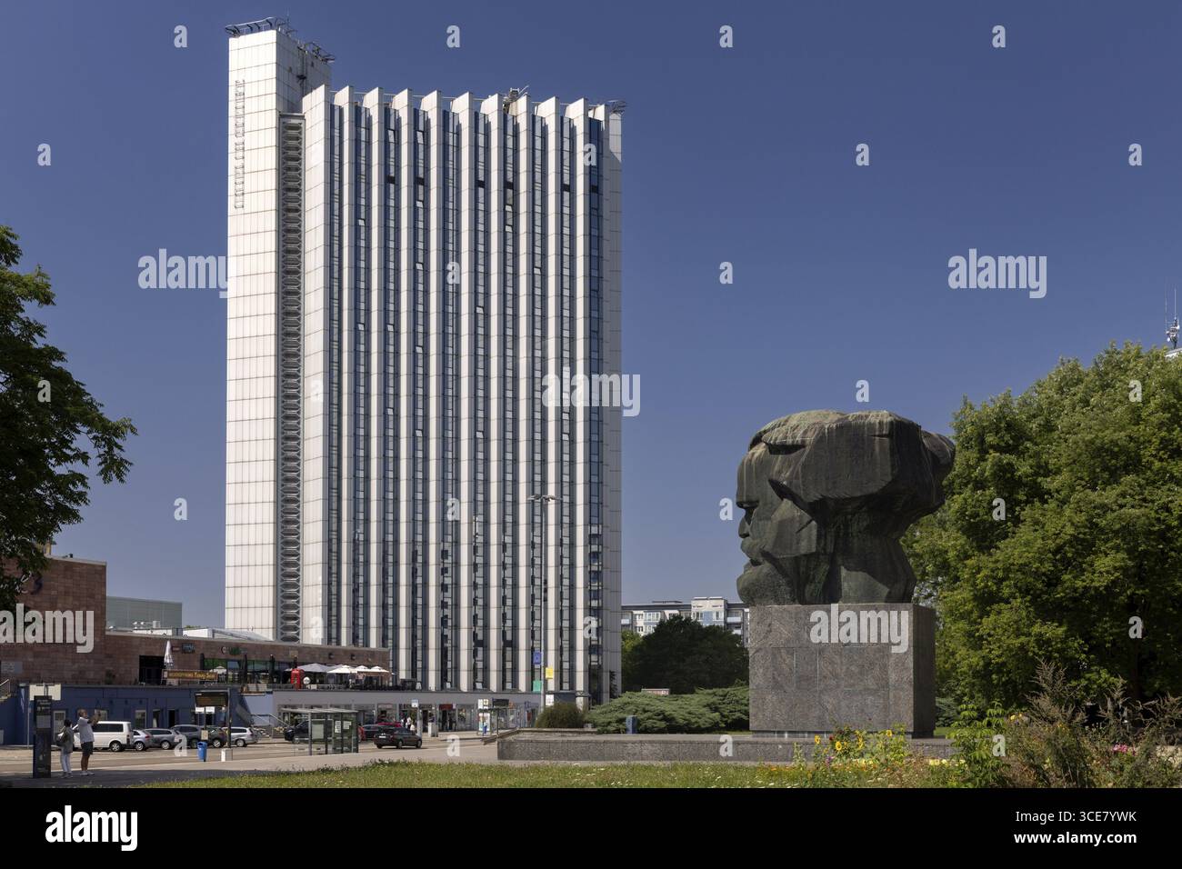 Congress Hotel with Karl Marx Monument, Chemnitz, Saxe, Allemagne, capitale de la culture 2025, C The Unseen, 13.08.2025 < english> Congress Hotel with Ka Banque D'Images