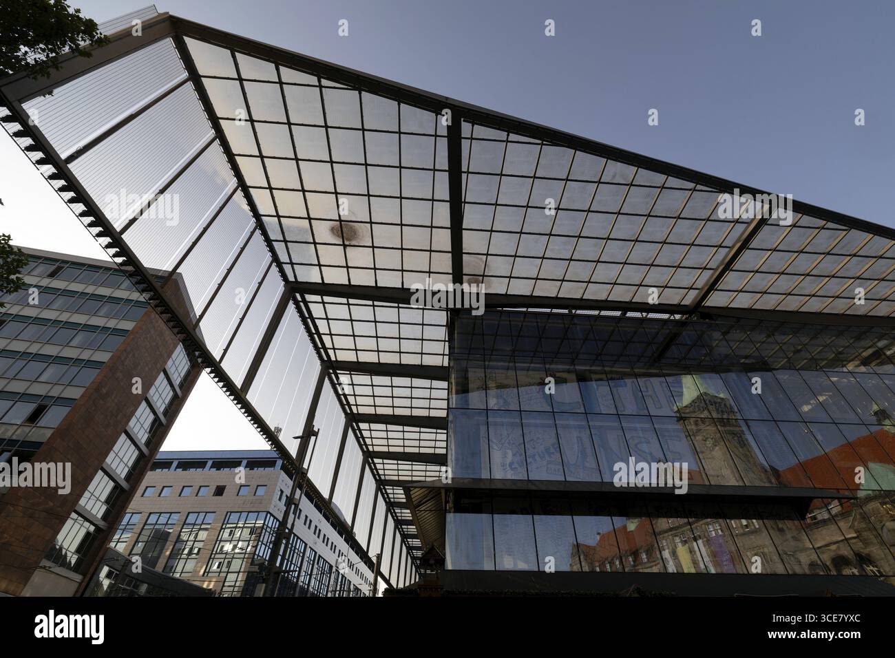 Reflet du nouvel hôtel de ville dans la galerie marchande de la gare centrale, Chemnitz, Saxe, Allemagne, capitale de la culture 2025, C L'invisible, 13,08 Banque D'Images