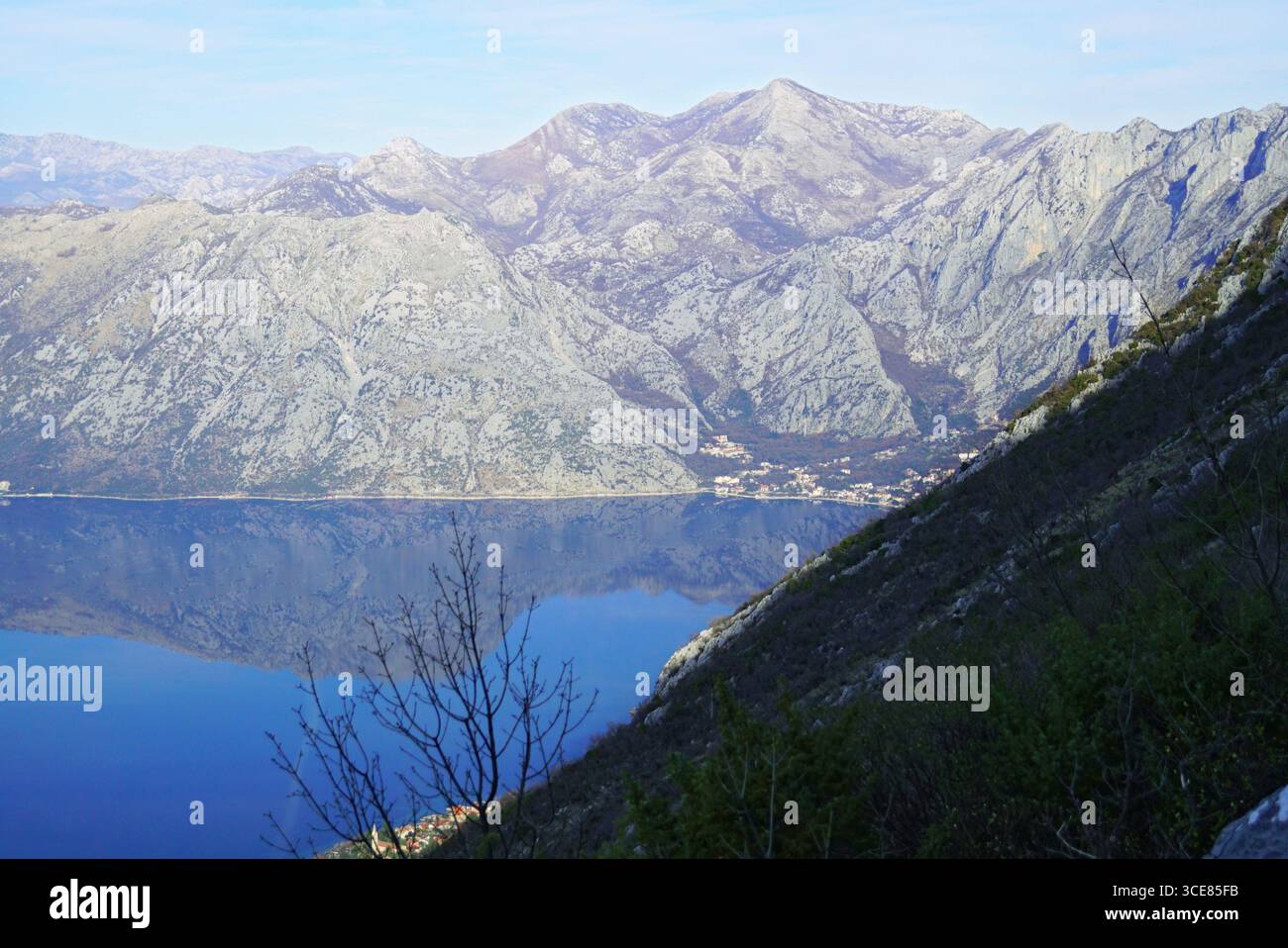 Randonnée dans les environs de Kotor, Monténégro : vue sur les colonies côtières, les montagnes et leur reflet dans les eaux bleues de la mer Adriatique Banque D'Images