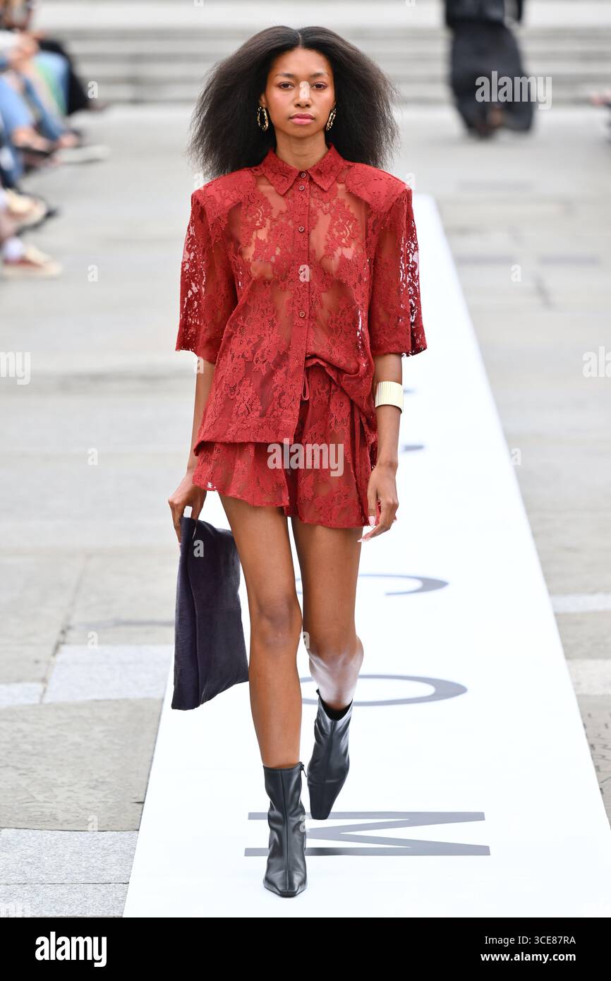 Londres, Royaume-Uni. 16 août 2025. Mannequins sur la passerelle lors d'un défilé de mode pour marquer le lancement du nouveau site Internet dédié Topshop et Topman, à Trafalgar Square, Londres. Le crédit photo devrait se lire comme suit : Matt Crossick/Empics/Alamy Live News Banque D'Images
