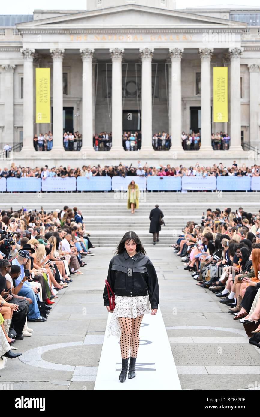 Londres, Royaume-Uni. 16 août 2025. Mannequins sur la passerelle lors d'un défilé de mode pour marquer le lancement du nouveau site Internet dédié Topshop et Topman, à Trafalgar Square, Londres. Le crédit photo devrait se lire comme suit : Matt Crossick/Empics/Alamy Live News Banque D'Images