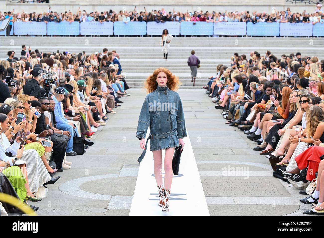 Londres, Royaume-Uni. 16 août 2025. Mannequins sur la passerelle lors d'un défilé de mode pour marquer le lancement du nouveau site Internet dédié Topshop et Topman, à Trafalgar Square, Londres. Le crédit photo devrait se lire comme suit : Matt Crossick/Empics/Alamy Live News Banque D'Images