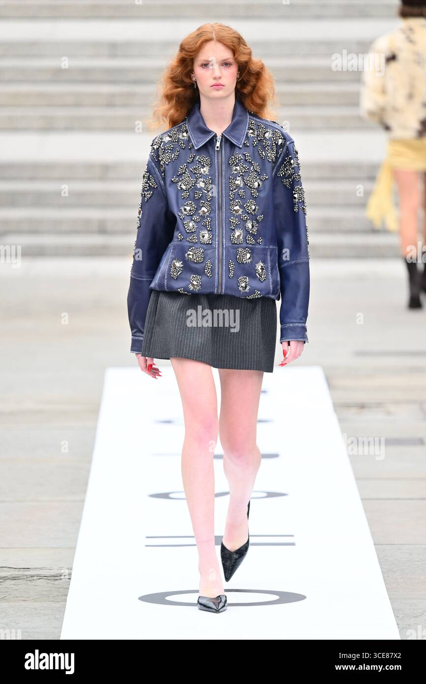 Londres, Royaume-Uni. 16 août 2025. Mannequins sur la passerelle lors d'un défilé de mode pour marquer le lancement du nouveau site Internet dédié Topshop et Topman, à Trafalgar Square, Londres. Le crédit photo devrait se lire comme suit : Matt Crossick/Empics/Alamy Live News Banque D'Images