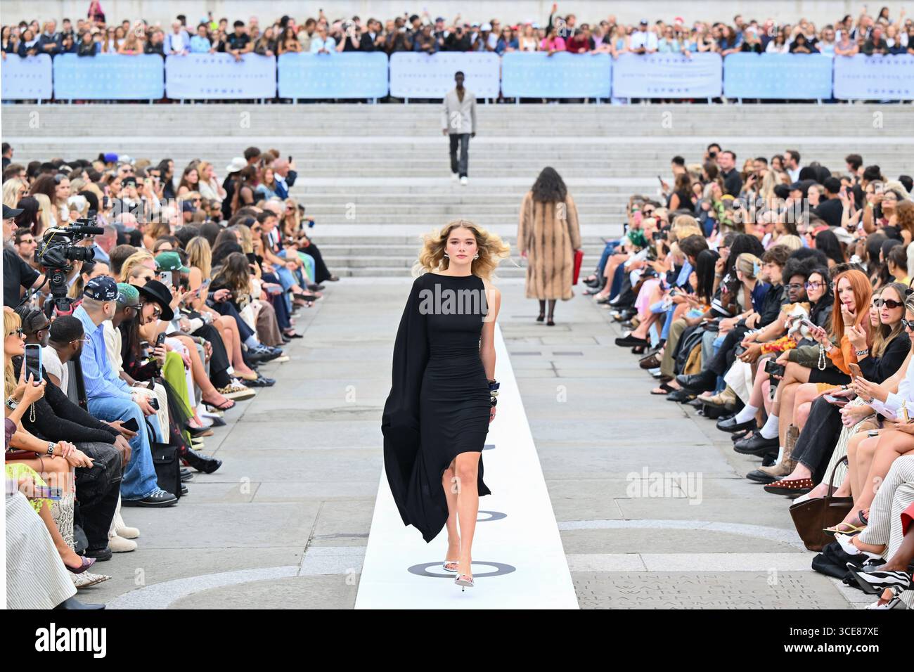 Londres, Royaume-Uni. 16 août 2025. Mannequins sur la passerelle lors d'un défilé de mode pour marquer le lancement du nouveau site Internet dédié Topshop et Topman, à Trafalgar Square, Londres. Le crédit photo devrait se lire comme suit : Matt Crossick/Empics/Alamy Live News Banque D'Images