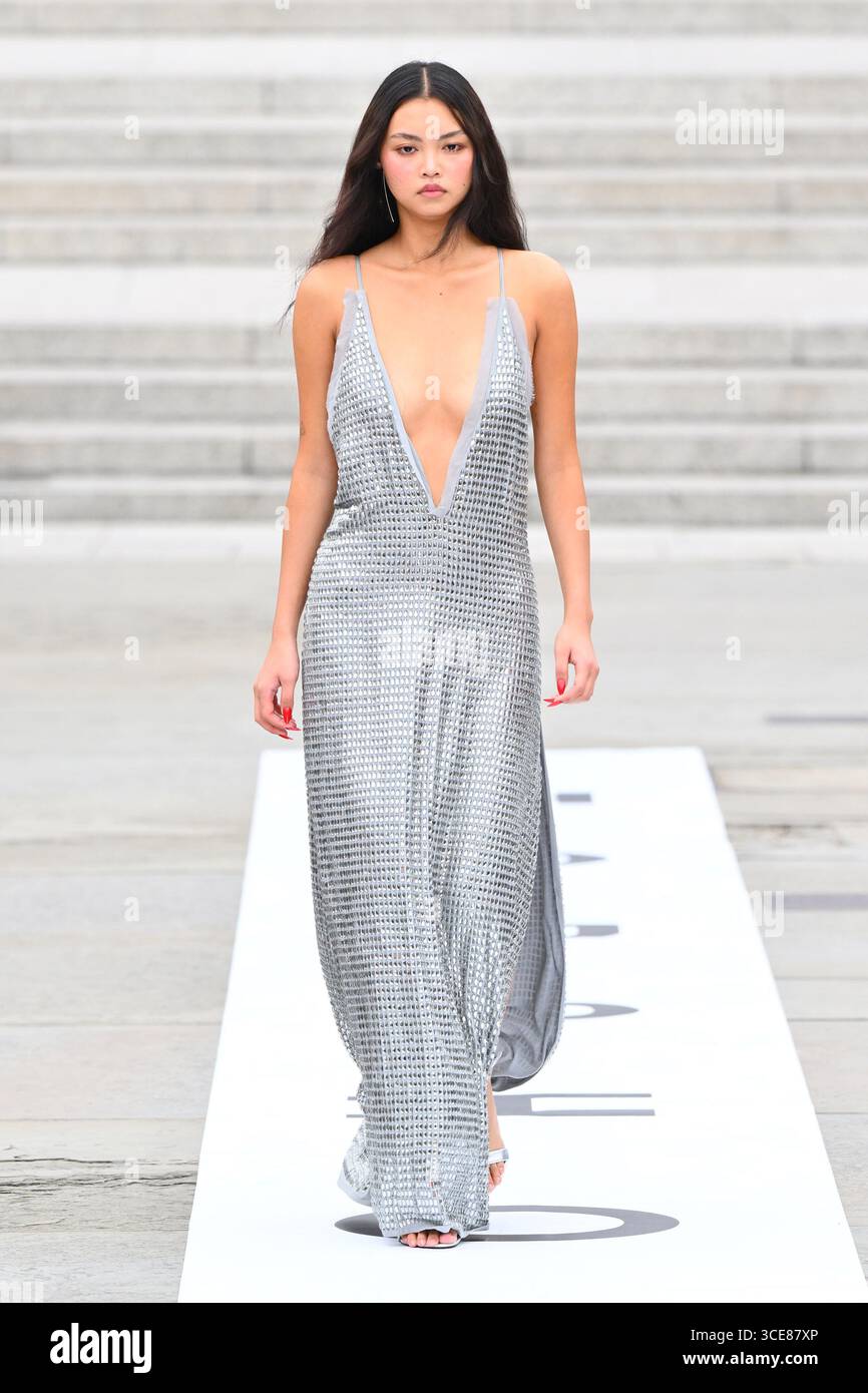 Londres, Royaume-Uni. 16 août 2025. Mannequins sur la passerelle lors d'un défilé de mode pour marquer le lancement du nouveau site Internet dédié Topshop et Topman, à Trafalgar Square, Londres. Le crédit photo devrait se lire comme suit : Matt Crossick/Empics/Alamy Live News Banque D'Images