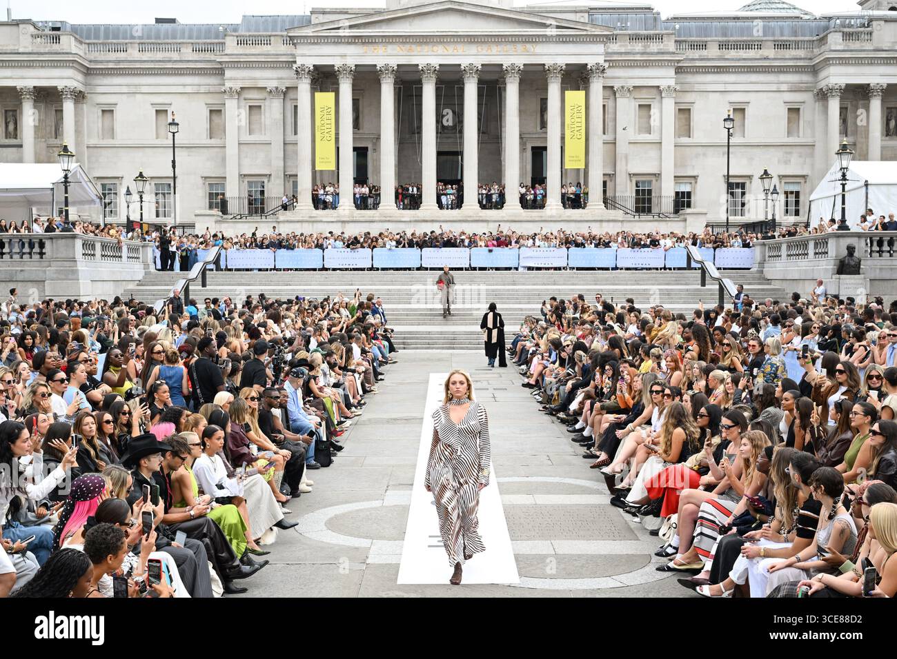 Londres, Royaume-Uni. 16 août 2025. Mannequins sur la passerelle lors d'un défilé de mode pour marquer le lancement du nouveau site Internet dédié Topshop et Topman, à Trafalgar Square, Londres. Le crédit photo devrait se lire comme suit : Matt Crossick/Empics/Alamy Live News Banque D'Images