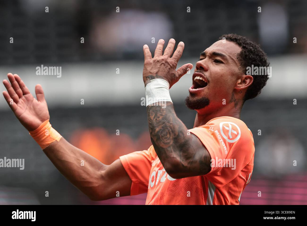 Milan van Ewijk de Coventry City célèbre la victoire 3-5 avec les fans lors du match du Sky Bet Championship Derby County vs Coventry City au Pride Park Stadium, Derby, Royaume-Uni, 16 août 2025 (photo de Mark Cosgrove/News images) Banque D'Images