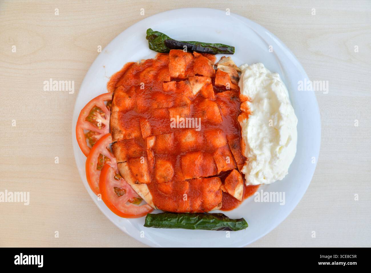 Kebab traditionnel turc iskender en plaque de cuivre Banque D'Images