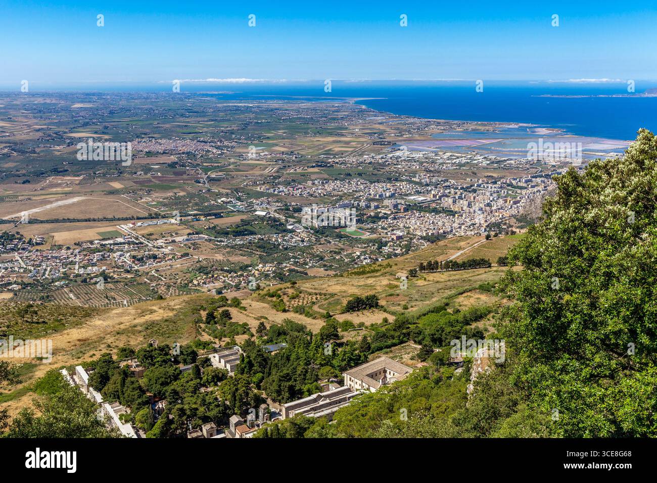 Vue de Trapani et des marais salants côtiers depuis Erice, Sicile Banque D'Images