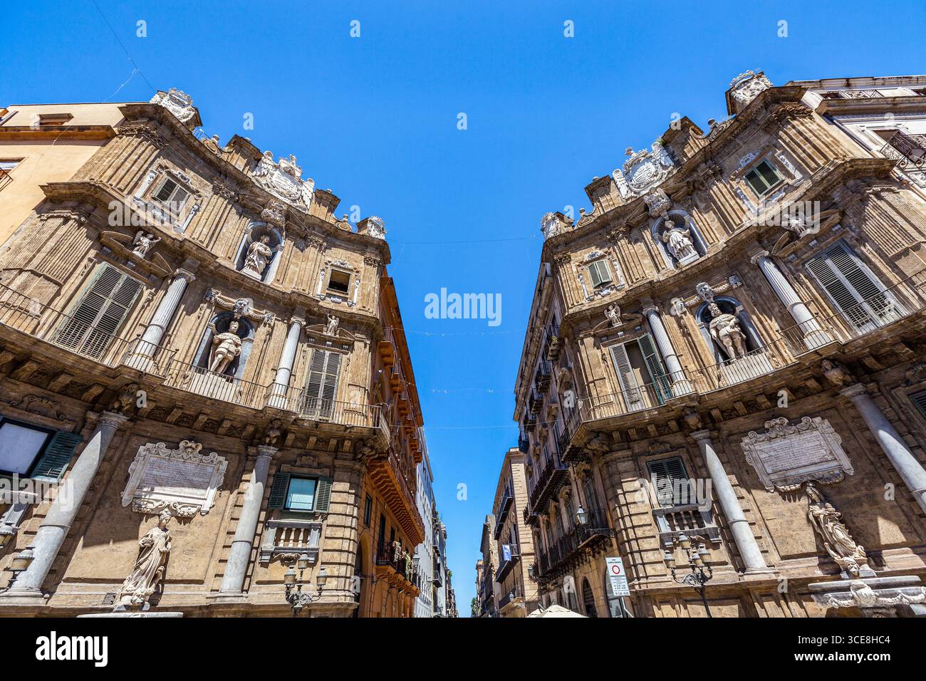 Bâtiments baroques aux Quattro Canti (Quatre Coins), à l'intersection de la Via Maqueda et du Corso Vittorio Emanuele au centre de Palerme Banque D'Images