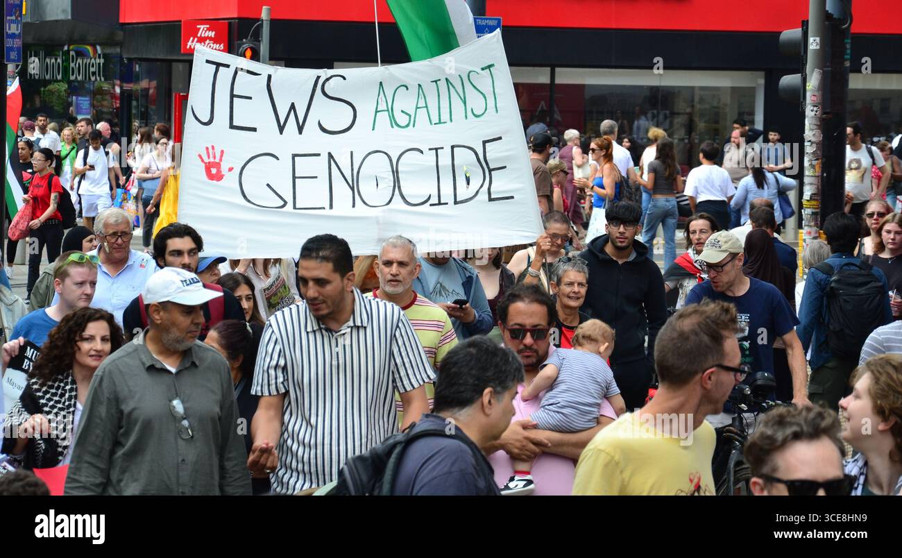 Manchester, Royaume-Uni, 16 août 2025. Plusieurs centaines de personnes ont défilé dans le centre de Manchester, au Royaume-Uni, pour protester contre le génocide à Gaza. Les organisateurs disent : « une manifestation à Manchester pour demander à la FIFA d'interdire Israël pour ses crimes à Gaza. » Une bannière dit : « Juifs contre le génocide ». Crédit : Terry Waller/Alamy Live News Banque D'Images