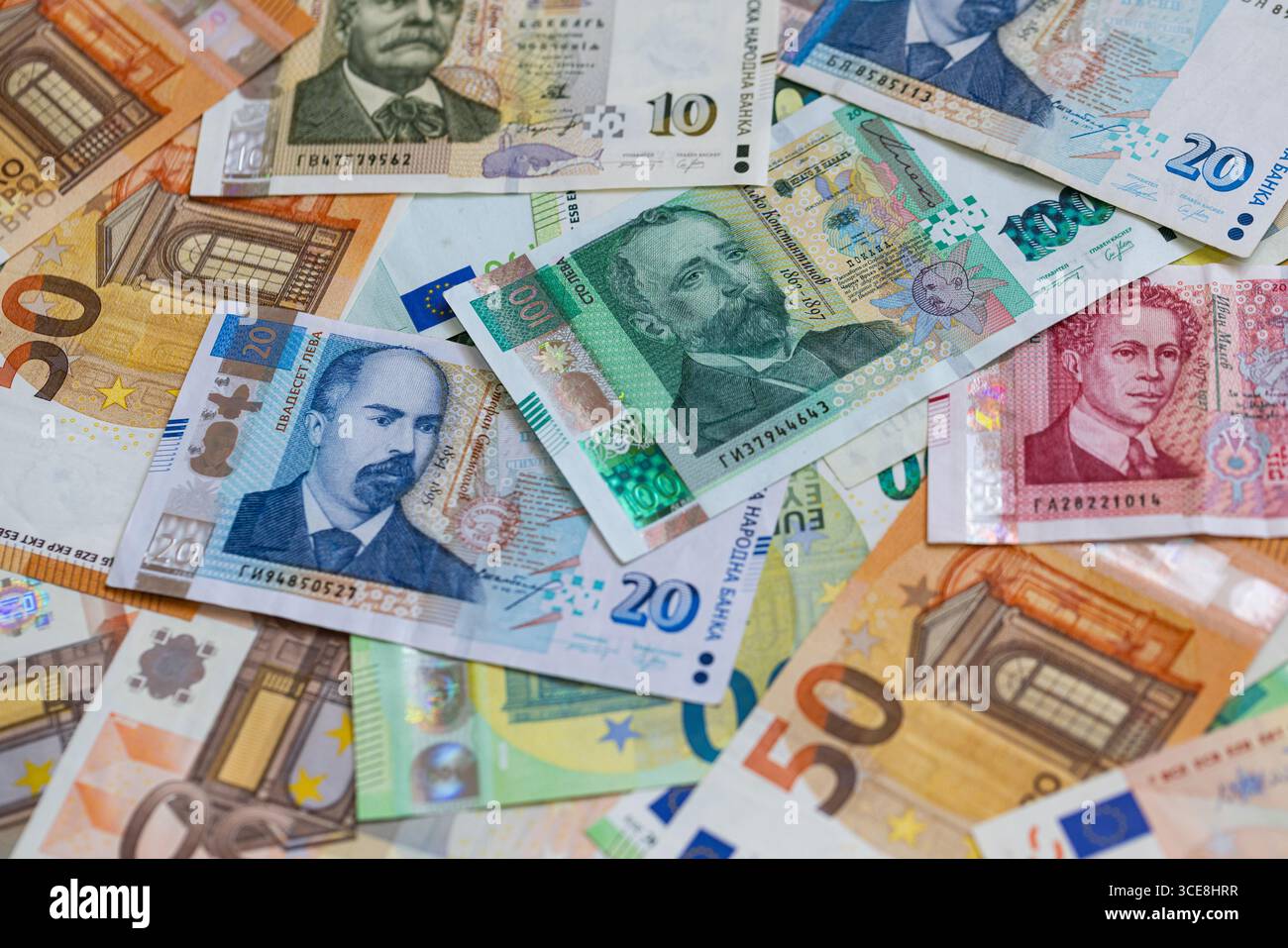 Une composition à plat de billets bulgares Lev et Euro Banque D'Images
