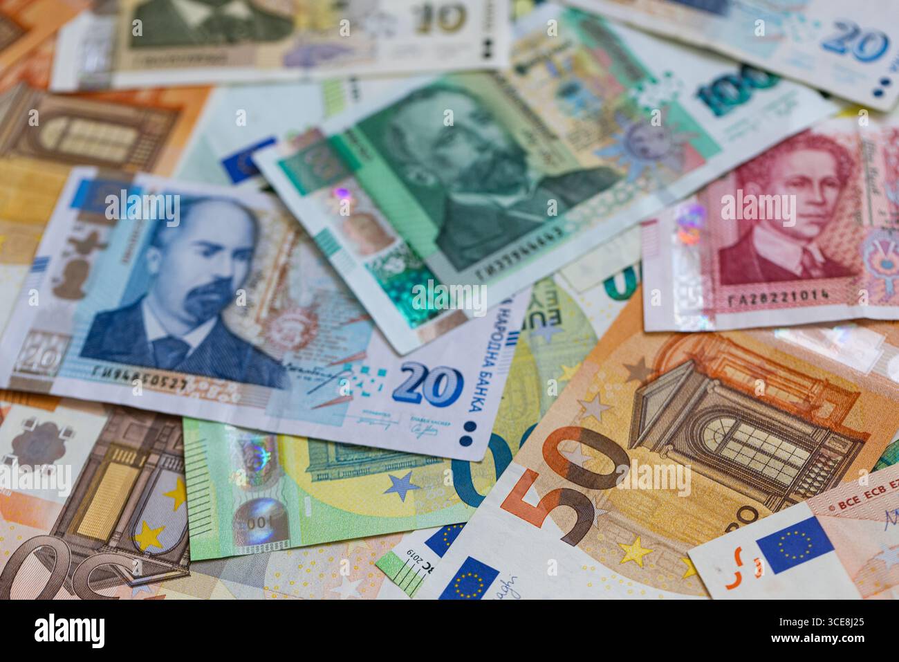 Une composition à plat de billets bulgares Lev et Euro Banque D'Images