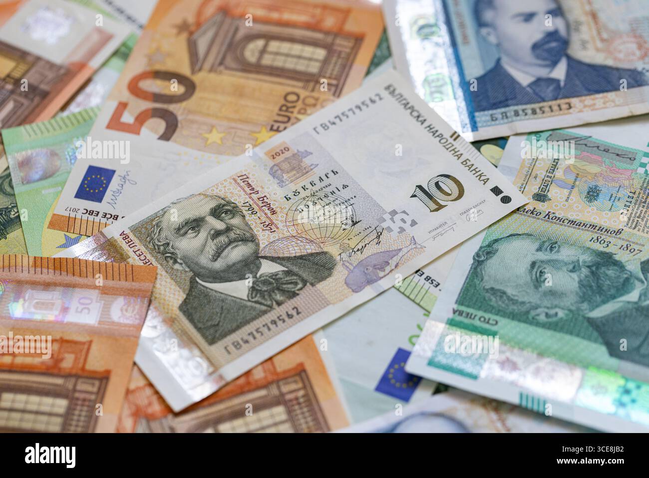 Une composition à plat de billets bulgares Lev et Euro Banque D'Images