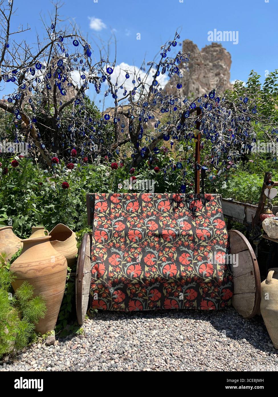 'Magie de la Cappadoce - où la culture, la nature et l'histoire se rencontrent sous le ciel bleu.' Banque D'Images