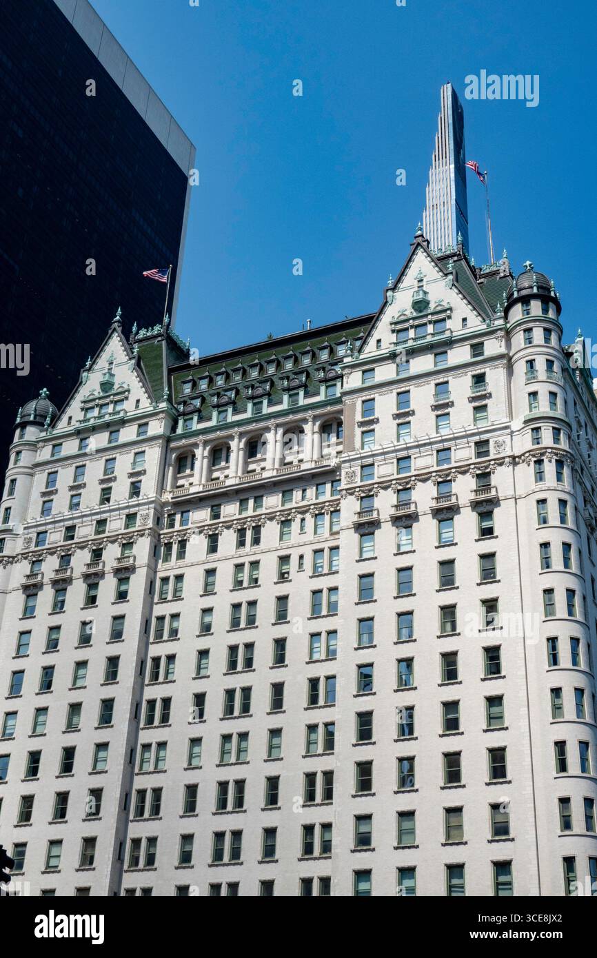 L'hôtel Plaza est un monument célèbre situé sur la cinquième Avenue et Central Park South, 2025 New York City, États-Unis Banque D'Images