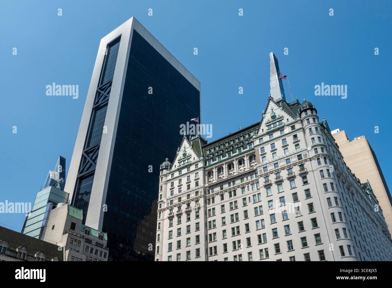 L'hôtel Plaza est un monument célèbre situé sur la cinquième Avenue et Central Park South, 2025 New York City, États-Unis Banque D'Images