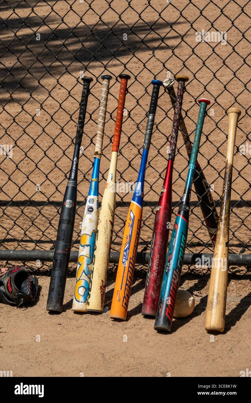 Battes de softball contre la barrière de backstop au Heckscher Ballfields à Central Park, New York City, États-Unis 2025 Banque D'Images