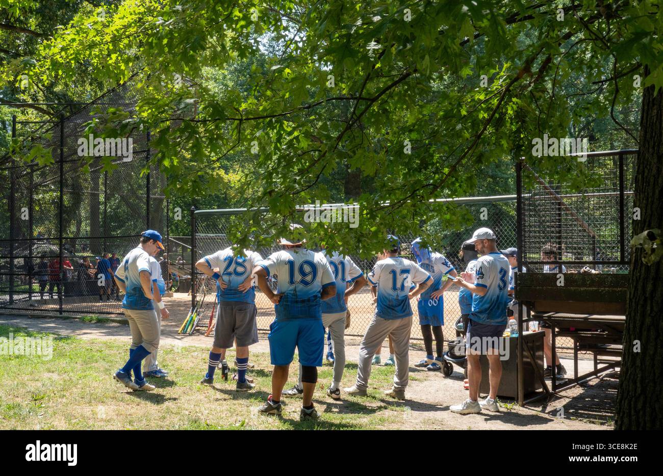 Coach donne PEP talk à l'équipe après match, Heckscher Ballfields à Central Park, New York City, USA 2025 Banque D'Images