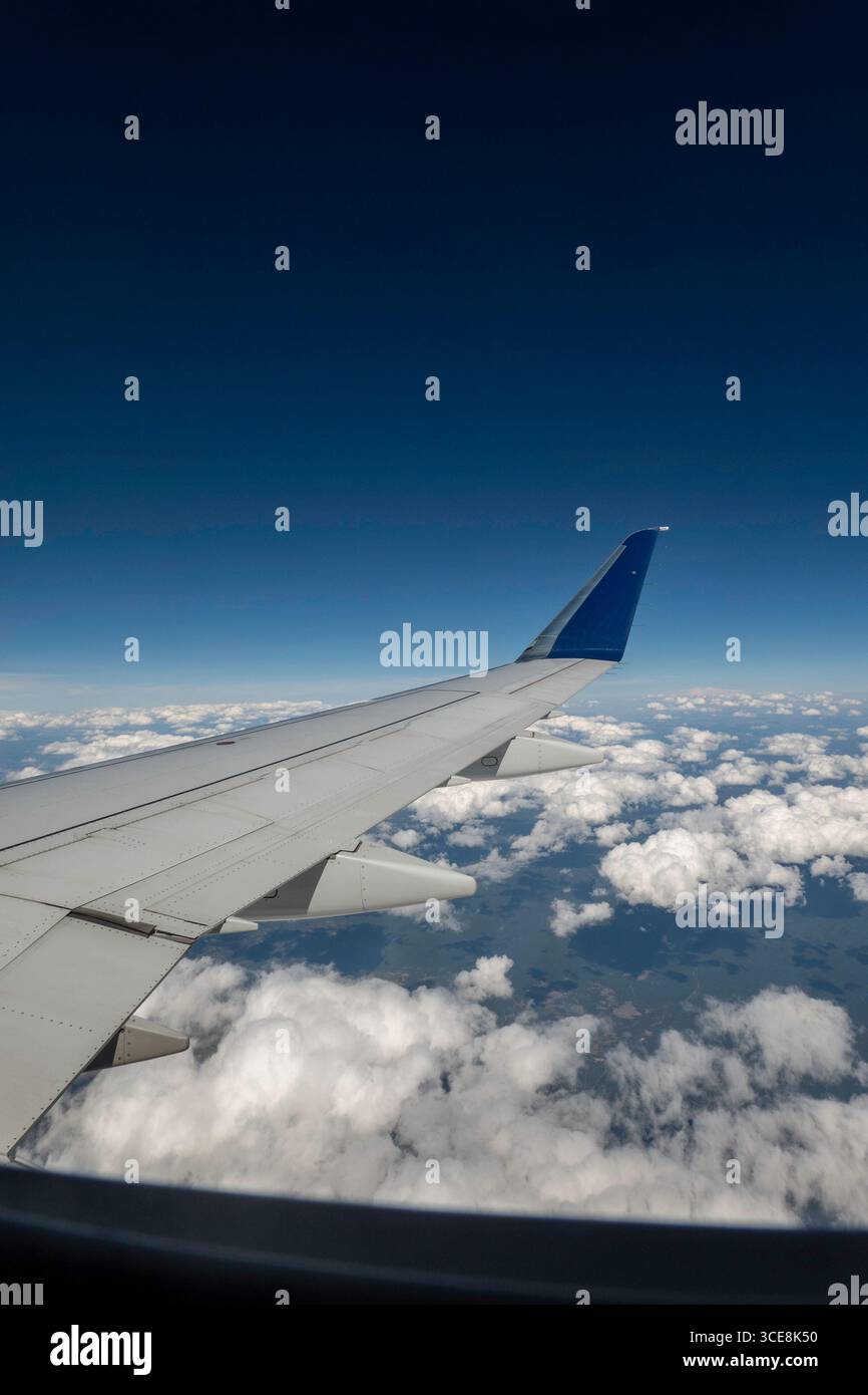 Ciel bleu clair avec des bouffées de nuages blancs vus d'un vol intérieur de Delta Airlines, 2025, États-Unis Banque D'Images