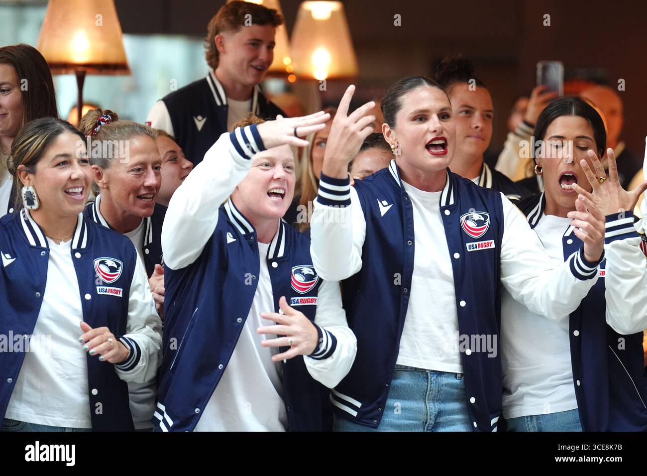 L'américaine Ilona Maher et ses coéquipiers lors d'une cérémonie de bienvenue à l'hôtel de ville de Sunderland avant la Coupe du monde de rugby féminin qui commence vendredi. Date de la photo : samedi 16 août 2025. Banque D'Images