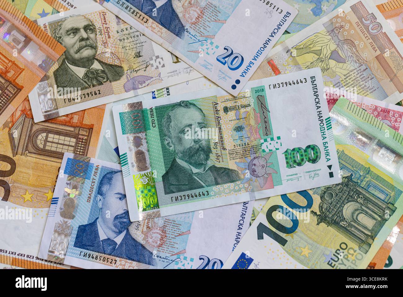 Une composition à plat de billets bulgares Lev et Euro Banque D'Images