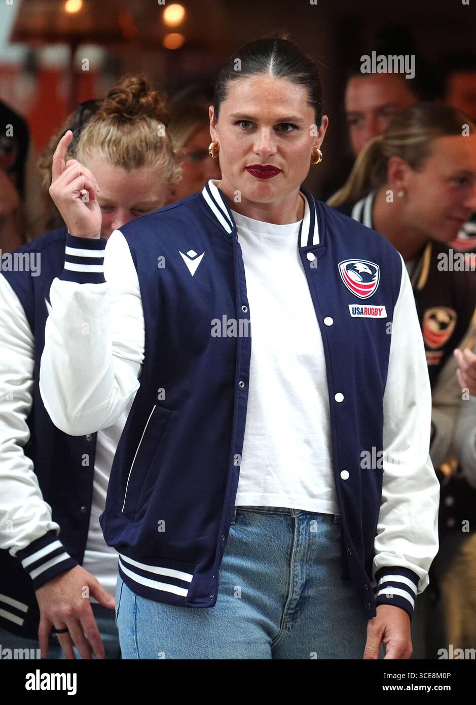 L'américaine Ilona Maher et ses coéquipiers lors d'une cérémonie de bienvenue à l'hôtel de ville de Sunderland avant la Coupe du monde de rugby féminin qui commence vendredi. Date de la photo : samedi 16 août 2025. Banque D'Images