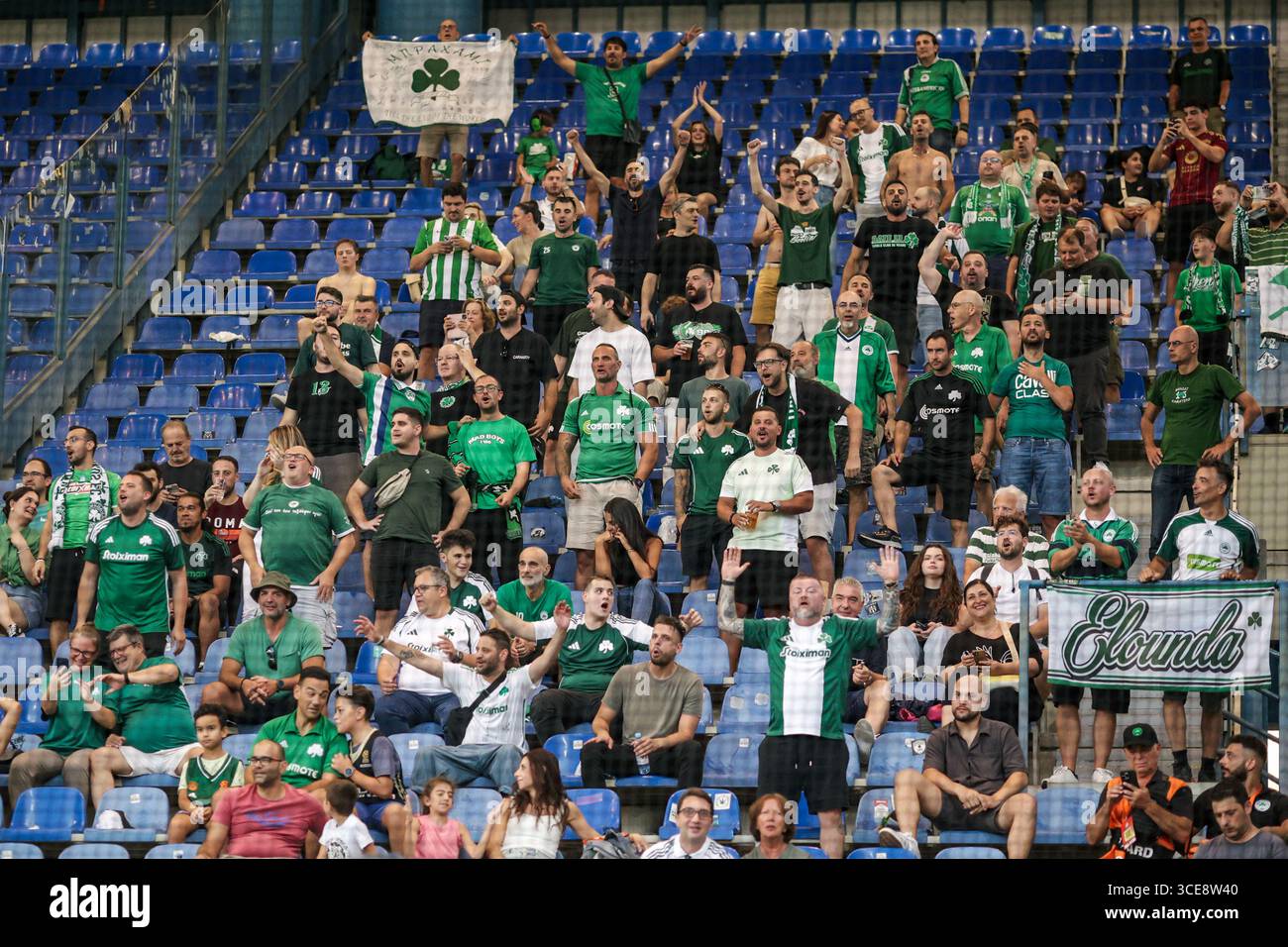 Les supporters du Panathinaikos Athènes vus lors du match de l'UEFA Europa League FC Shakhtar Donetsk vs FC Panathinaikos Athènes à Henryk Reyman Cracovie Municip Banque D'Images