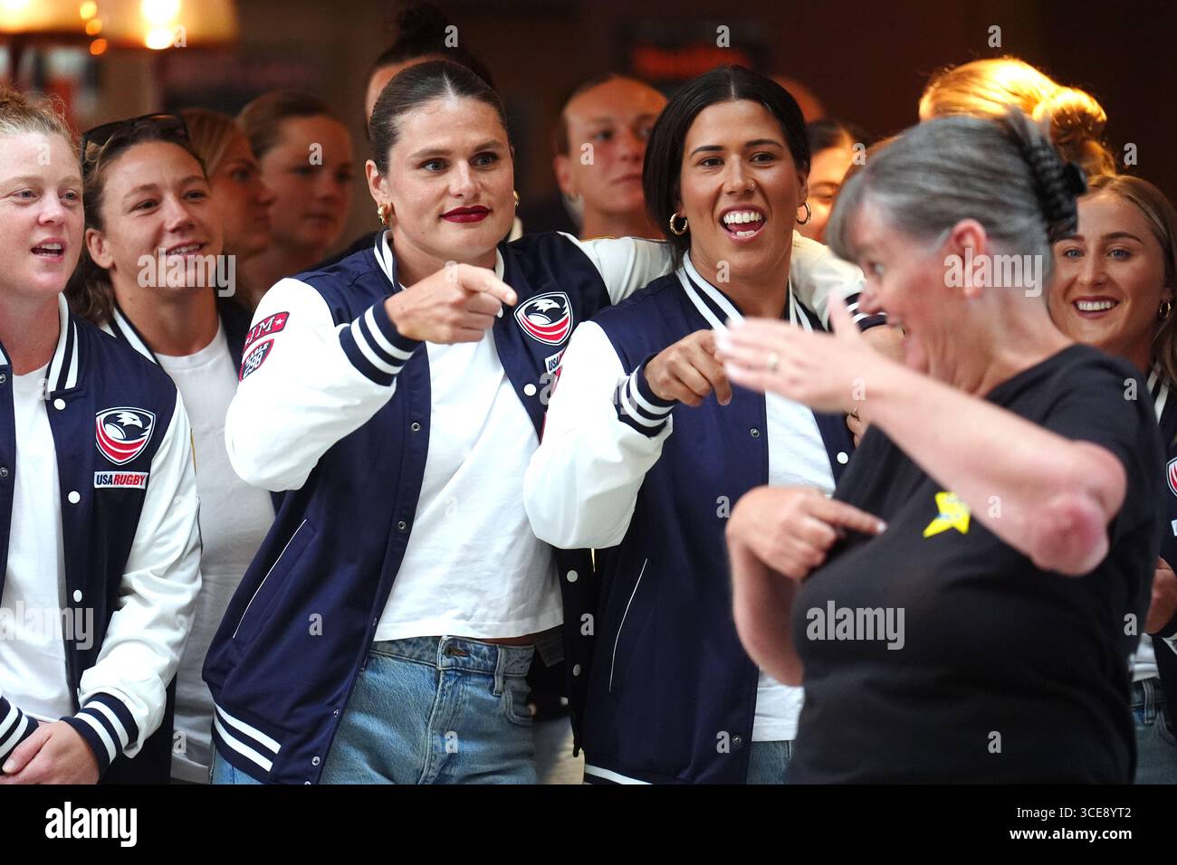 L'américaine Ilona Maher et ses coéquipiers lors d'une cérémonie de bienvenue à l'hôtel de ville de Sunderland avant la Coupe du monde de rugby féminin qui commence vendredi. Date de la photo : samedi 16 août 2025. Banque D'Images
