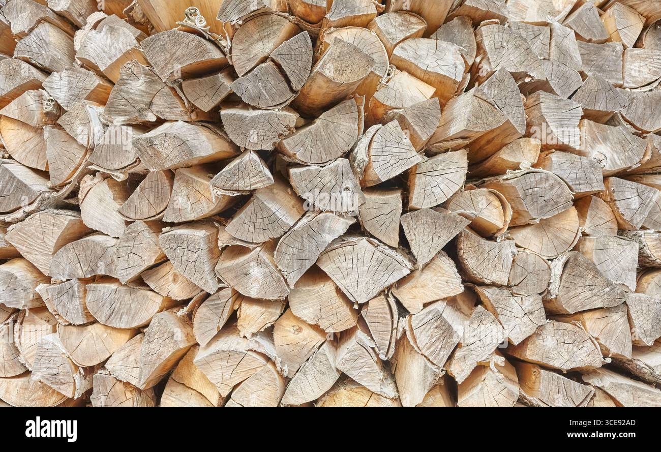 Bois haché pour la cheminée, fond naturel. Banque D'Images