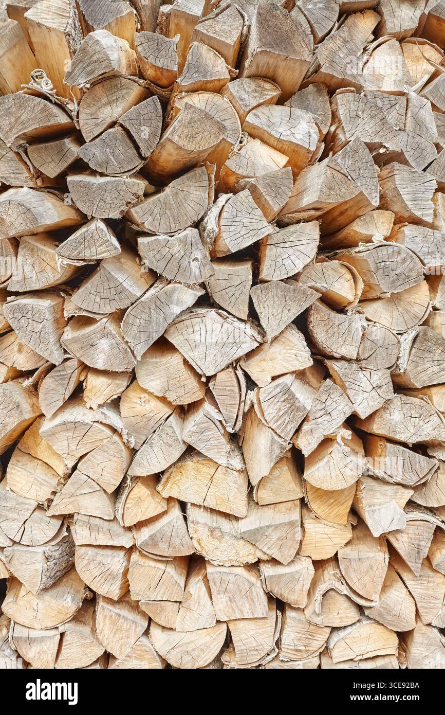 Bois haché pour la cheminée, fond naturel. Banque D'Images
