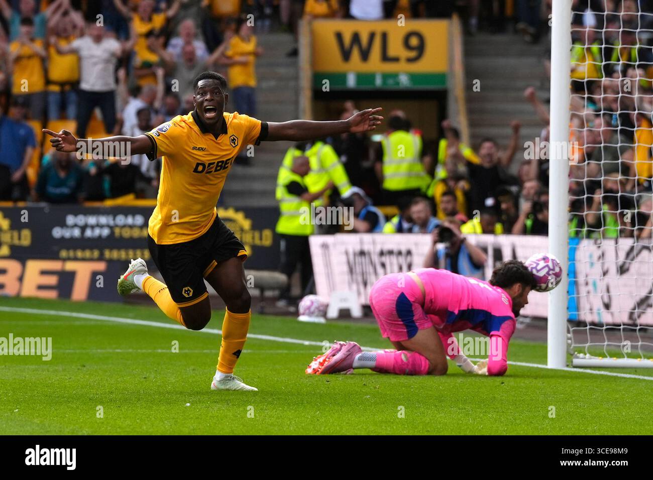 Marshall Munetsi des Wolverhampton Wanderers (à gauche) célèbre avoir marqué le premier but de leur équipe du match après avoir été éliminé pour hors-jeu lors du match de premier League au Molineux Stadium, Wolverhampton. Date de la photo : samedi 16 août 2025. Banque D'Images