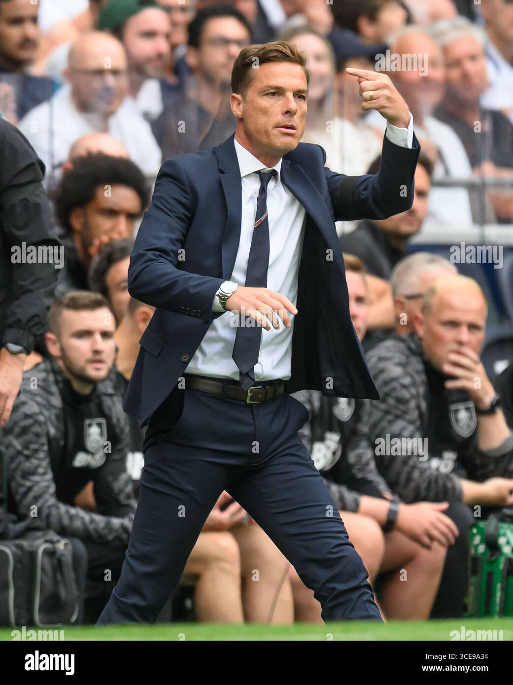 Londres, Royaume-Uni. 16 août 2025. Tottenham Hotspur v Burnley - premier League - Londres. Scott Parker, directeur de Burnley. Crédit photo : Mark pain/Alamy Live News Banque D'Images